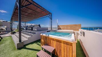 Tina de hidromasaje al aire libre