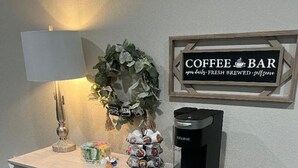 Un comptoir à café équipé d’une machine Keurig, d’une lampe et d’une enseigne indiquant « BAR À CAFÉ ».