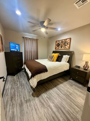 2 室のベッドルーム、デスク、アイロン / アイロン台、WiFi (無料)