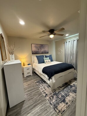 2 bedrooms, desk, iron/ironing board, WiFi - Your Peaceful Retreat (Portales)