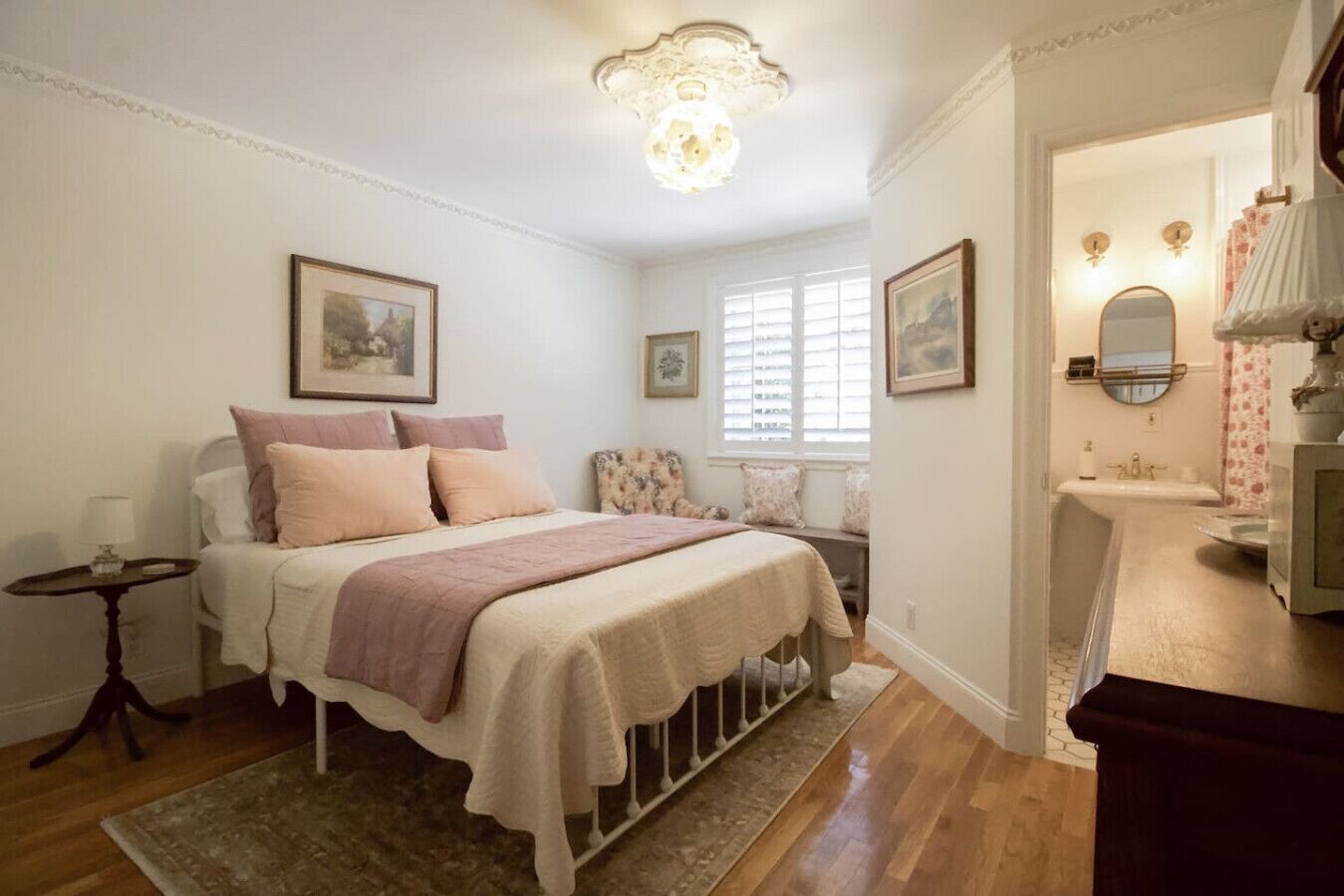 4 habitaciones, escritorio y tabla de planchar con plancha 