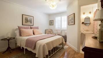 4 bedrooms, desk, iron/ironing board, travel crib