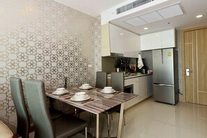 Dining - Premium 5 stars Suite, 50 sq.m., 30 floor, Sea View (Muang Pattaya)