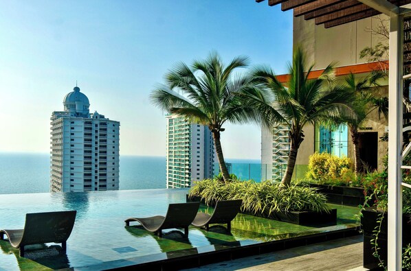 Pool - Premium 5 stars Suite, 50 sq.m., 30 floor, Sea View (Muang Pattaya)