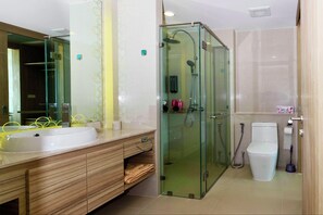 Shower, hair dryer, towels, soap - Premium 5 stars Suite, 50 sq.m., 30 floor, Sea View (Muang Pattaya)