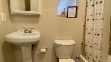 Handdukar, tvål och toalettpapper