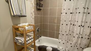 Pyyhkeet, saippua, vessapaperi