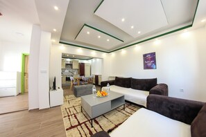 Maison familiale, balcon | Aire de séjour | Téléviseur