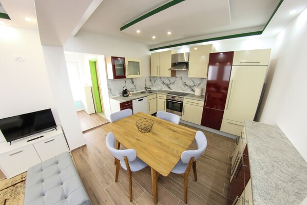 Maison familiale, balcon | Cuisine privée | Bouilloire électrique