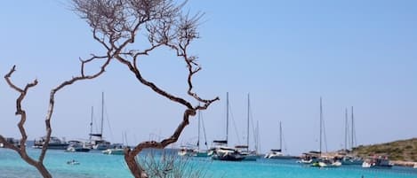 Na praia, espreguiçadeiras