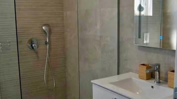 Dusche, Haartrockner, Handtücher, Toilettenpapier