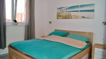 3 bedrooms, travel crib, free WiFi, bed sheets