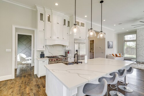 9 Mi to Downtown Houston: Spacious Group Getaway