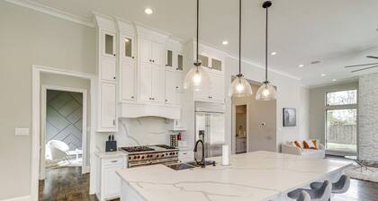 9 Mi to Downtown Houston: Spacious Group Getaway