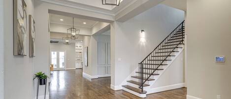 House (5 Bedrooms) | Interior