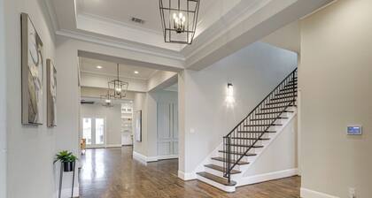 9 Mi to Downtown Houston: Spacious Group Getaway