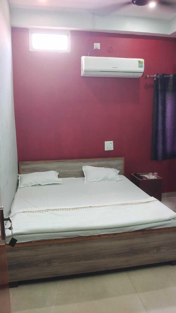 Familjerum - 1 semidubbelsäng | Unika möbler, skrivbord, arbetsyta för laptop och gratis wi-fi