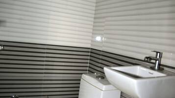 Firemannsrom – familie, flere senger, balkong | Bad | Dusj, håndklær, såpe og sjampo