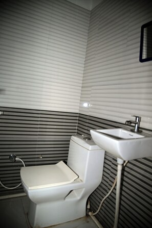 ファミリー 4 人部屋 ベッド (複数台) バルコニー | バスルーム | シャワー、タオル、石鹸、シャンプー