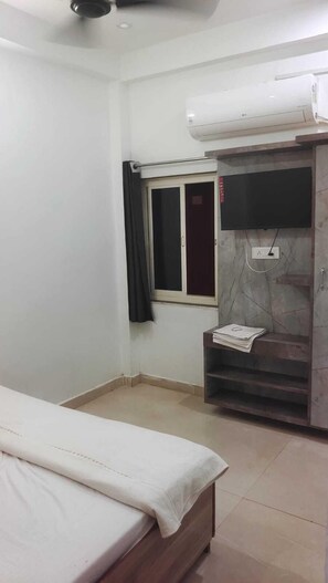 Perhehuone, 1 suuri yhden hengen sänky | Yksilöllisesti kalustettu, työpöytä