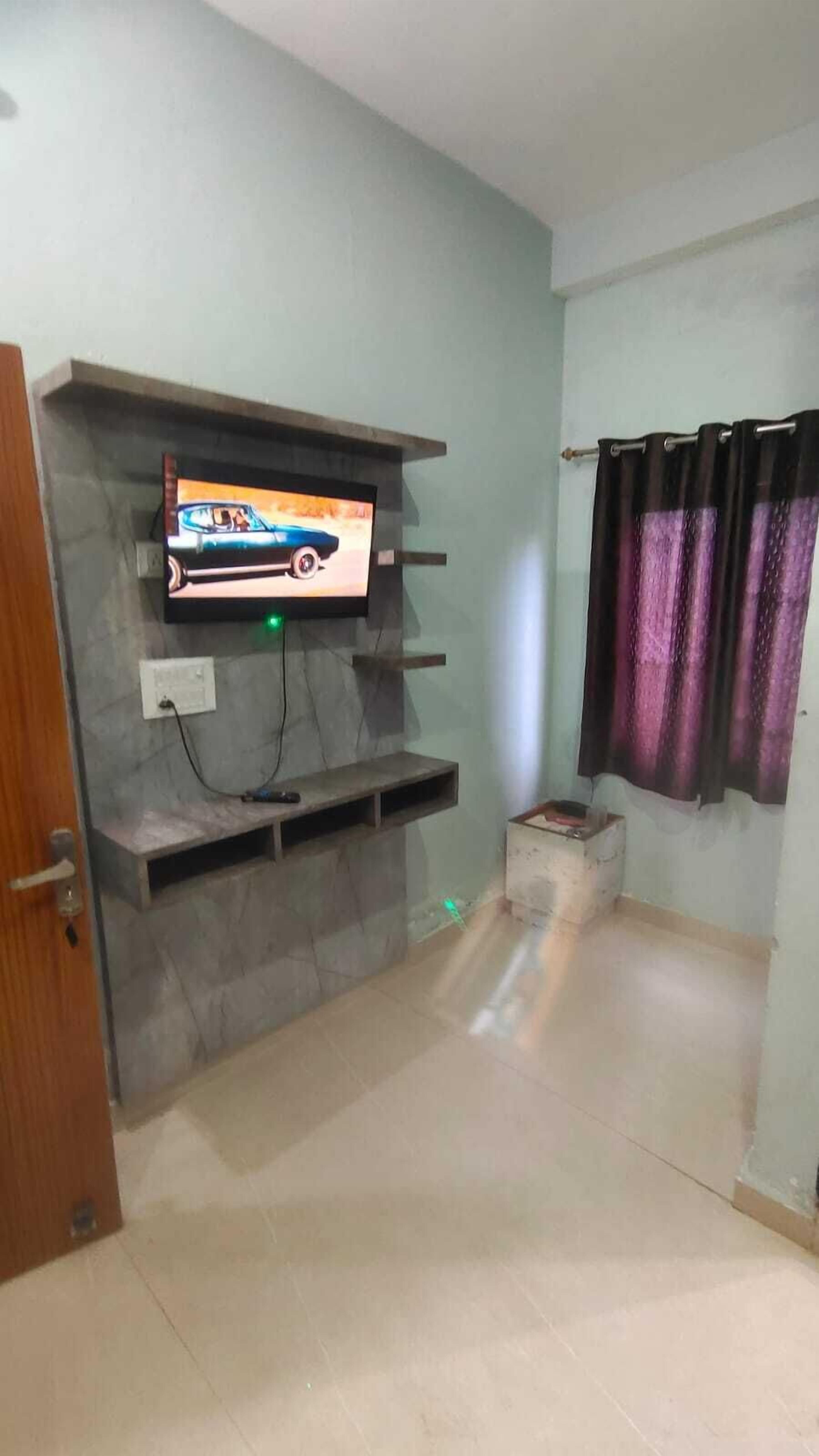 Muebles diferentes, escritorio y espacio para trabajar con laptop 