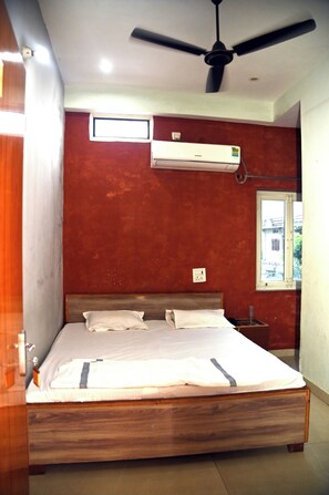 ファミリー ルーム セミダブルベッド 1 台 | 客室ごとに異なるインテリア、デスク、ノートパソコン用作業スペース、WiFi (無料)