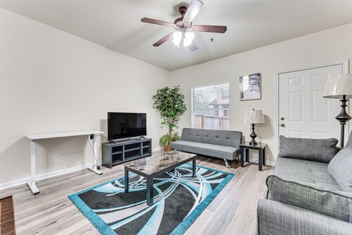 Close to Dining & Medical Center: San Antonio Apt!