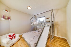 House (5 Bedrooms) | Interior - Lakefront Gem: Balcony, Fire Pit & Yard in Everett (Everett)