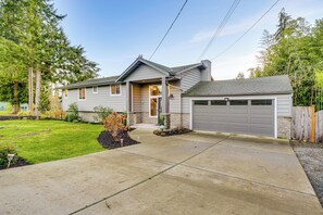 House (5 Bedrooms) | Interior - Lakefront Gem: Balcony, Fire Pit & Yard in Everett (Everett)