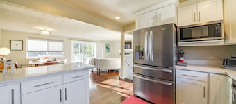 Lakefront Gem: Balcony, Fire Pit & Yard in Everett