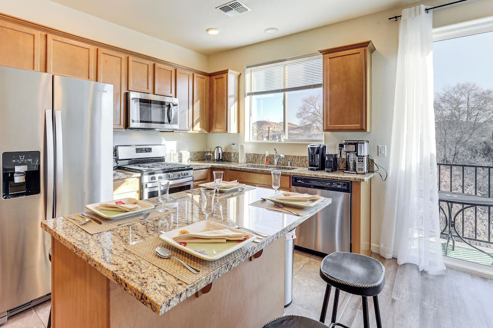4 Mi to Dtwn: Family-friendly Townhome in Reno - Cold Springs, NV