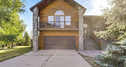 3 Mi to Dtwn: Mtn-view Red Lodge Retreat!