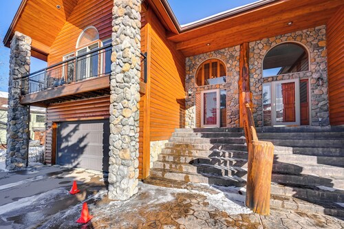 3 Mi to Dtwn: Mtn-view Red Lodge Retreat!