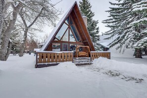 House (2 Bedrooms) | Interior - Red Lodge Cabin w/ Hot Tub ~ 1/2 Mi to Downtown! (Red Lodge)