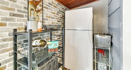 5 Mi to Dtwn Syracuse: Updated Apartment!