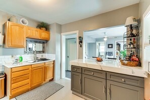 Apartment (2 Bedrooms) | Interior - 5 Mi to Dtwn Syracuse: Updated Apartment! (East Syracuse)