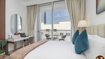 Estudio de lujo, vistas a la ciudad | Espacio para trabajar con un portátil y tabla de planchar con plancha