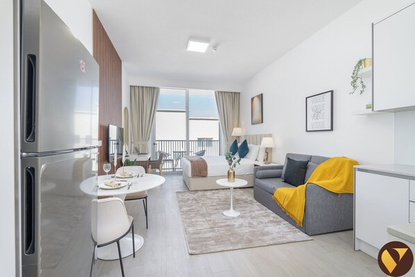 Estúdio superluxo, vista para a cidade | Área de estar | Smart TV 50 polegadas com canais a cabo