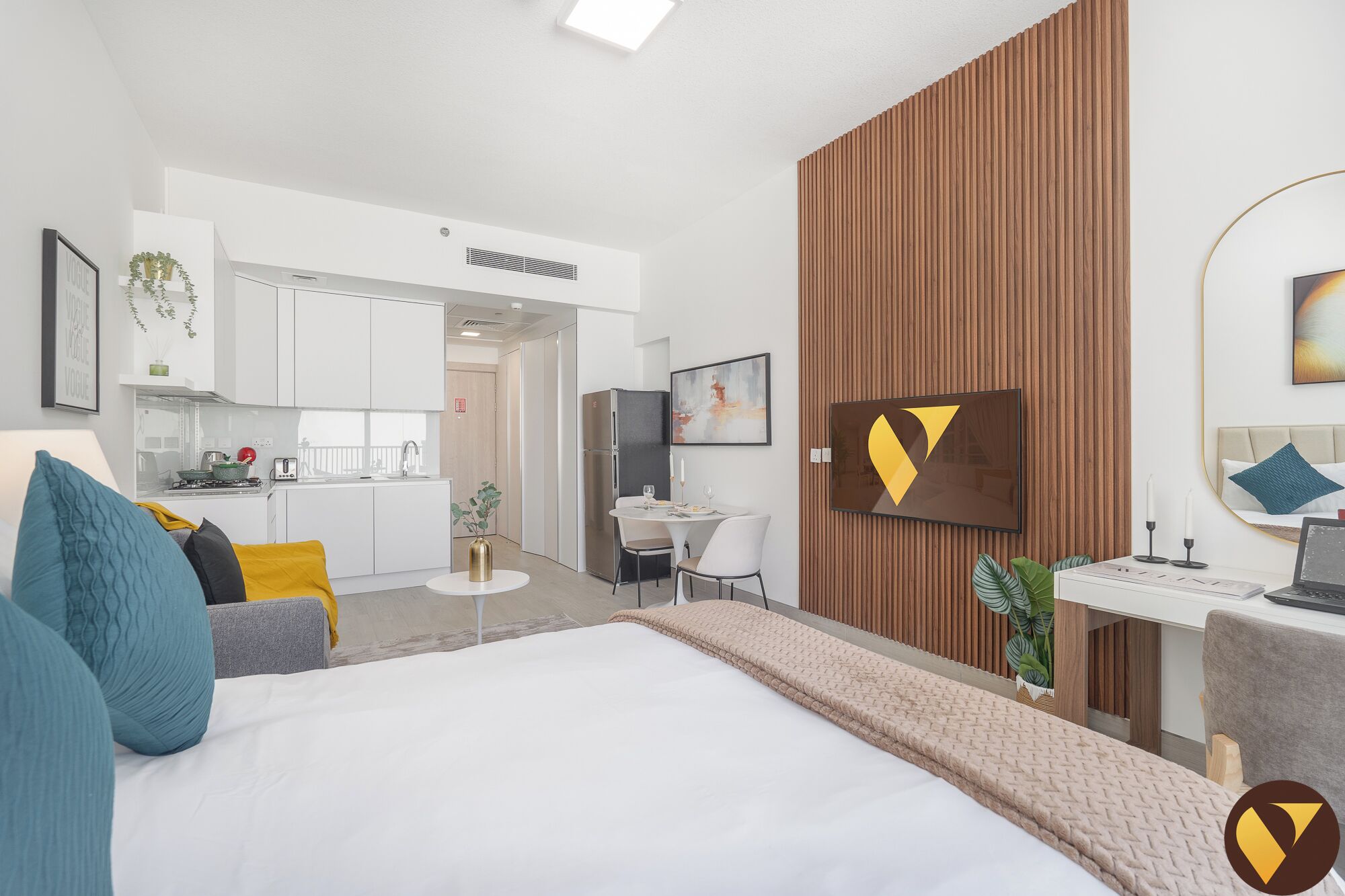 Estudio de lujo, vistas a la ciudad | Espacio para trabajar con un portátil y tabla de planchar con plancha