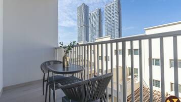 Estudio de lujo, vistas a la ciudad | Vistas del balcón