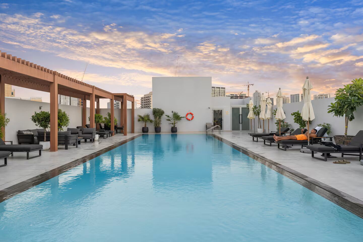 Una piscina al aire libre