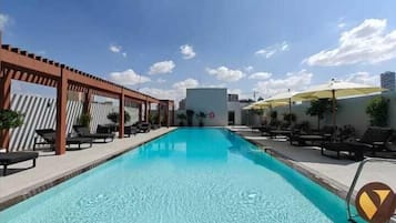 Una piscina al aire libre