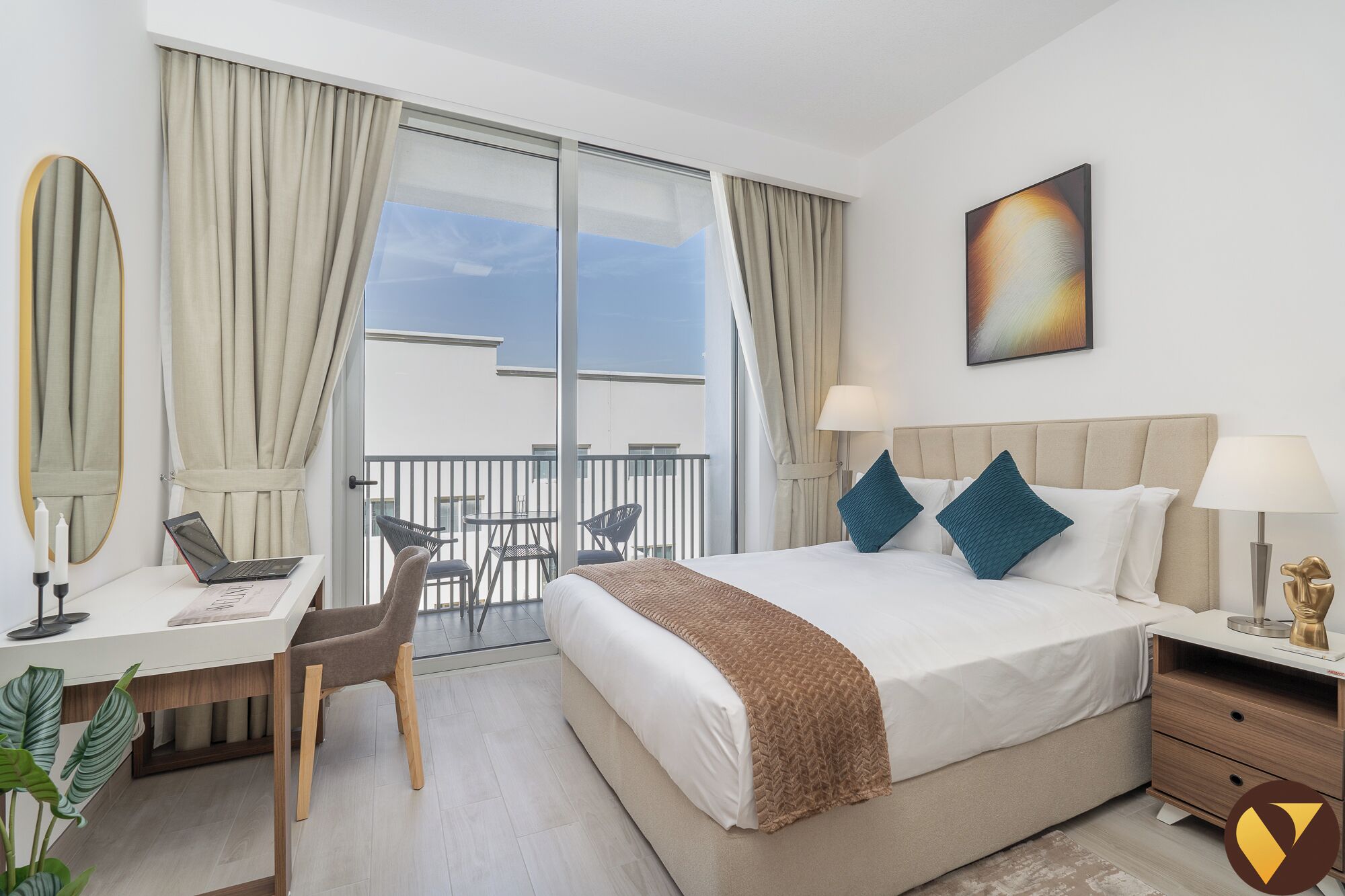 Estudio de lujo, vista a la ciudad | Espacio para trabajar con laptop, tabla de planchar con plancha y cunas 