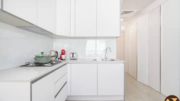 Estudio de lujo, vistas a la ciudad | Cocina privada | Frigorífico grande, microondas, horno y placa de cocina