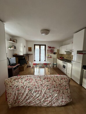 Kookgerei, borden en bestek, kruiden