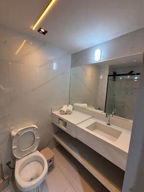 Dusche, Handtücher, Toilettenpapier
