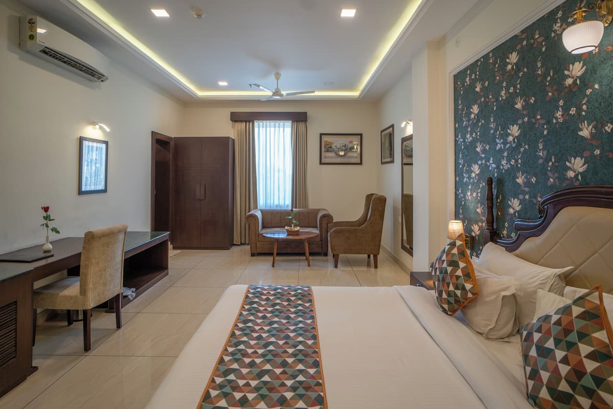 Deluxe King Studio | Desk, laptop workspace, iron/ironing board, free WiFi