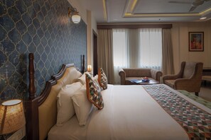 Suite with Hot Tub | Desk, laptop workspace, iron/ironing board, free WiFi