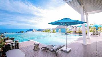 4 outdoor pools, open 7:00 AM to 6:30 PM, pool umbrellas, pool loungers