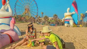 Beach nearby, white sand, beach shuttle, sun loungers